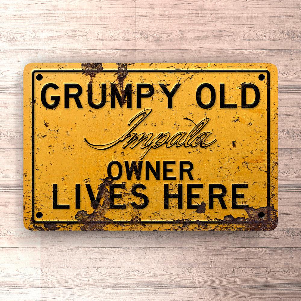 Chevrolet Impala Grumpy Old Chevrolet Impala Owner Lives Here Skilte, Musemåtte, Dørmåtte-Skilte-Chevrolet-Garage Culture Shop- garage - man cave - merchandise