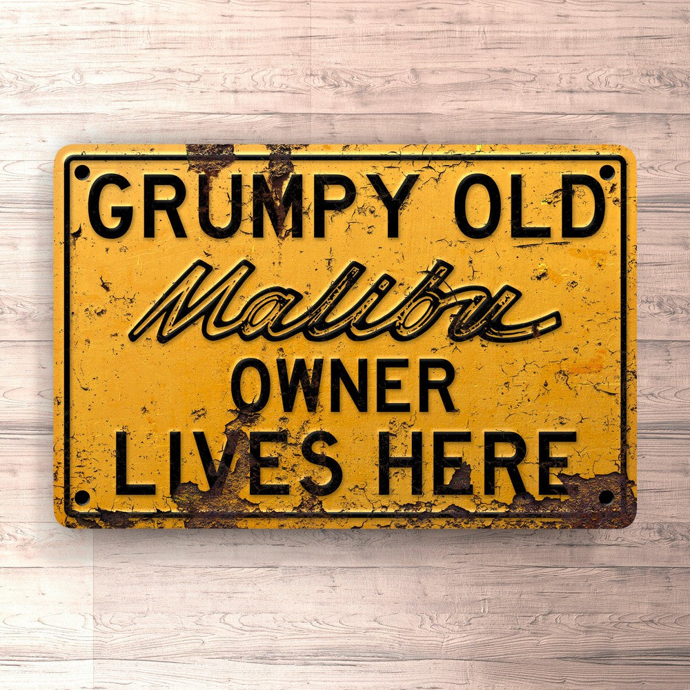 Chevrolet Malibu Grumpy Old Chevrolet Malibu Owner Lives Here Skilte, Musemåtte, Dørmåtte-Skilte-Chevrolet-Garage Culture Shop- garage - man cave - merchandise