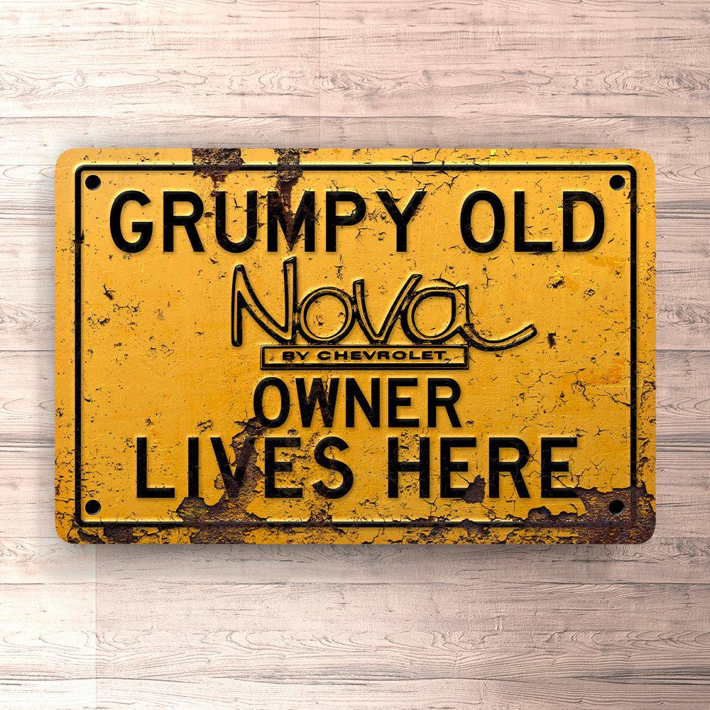 Chevrolet Nova Grumpy Old Chevrolet Nova Owner Lives Here Skilte, Musemåtte, Dørmåtte-Skilte-Chevrolet-Garage Culture Shop- garage - man cave - merchandise