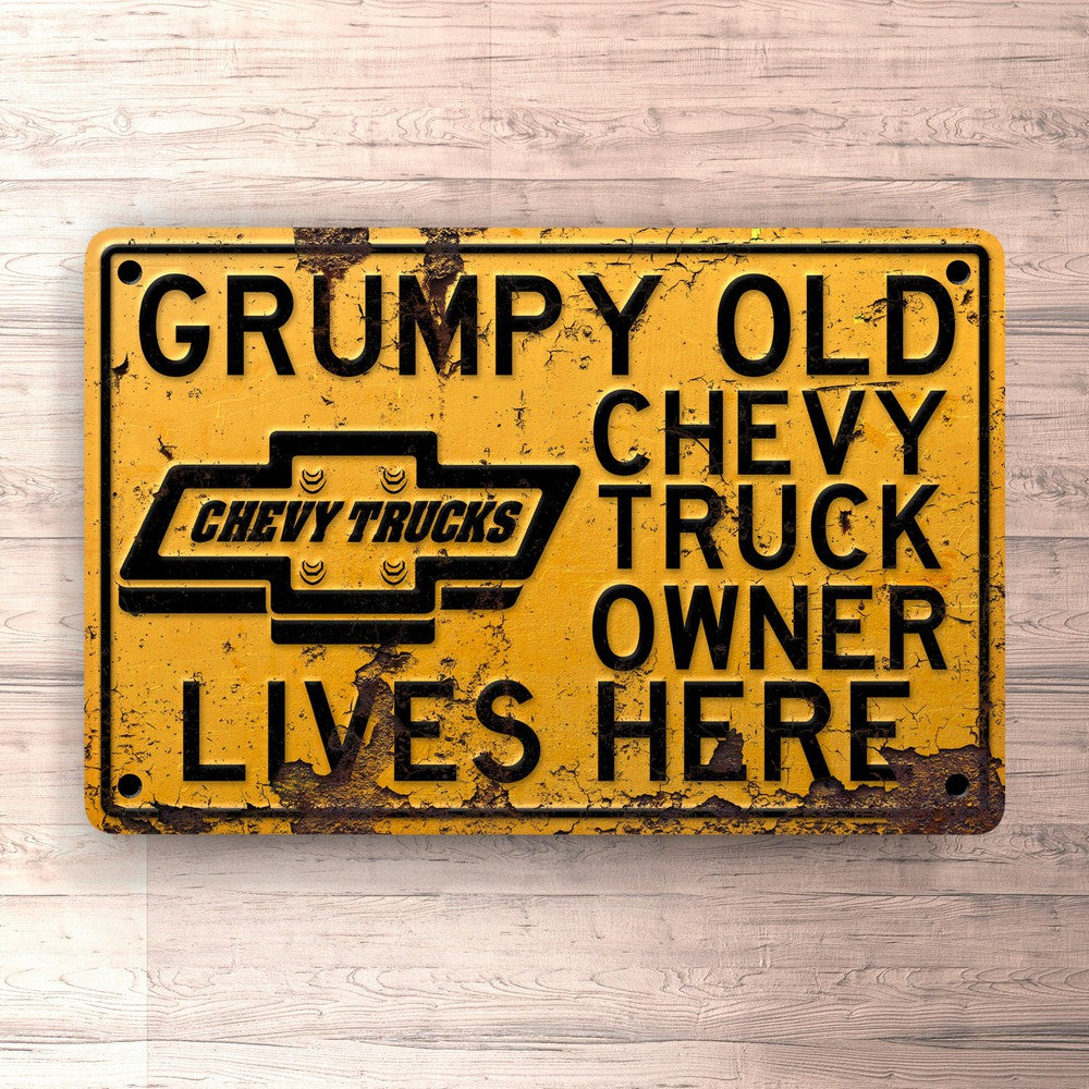Chevy Truck Grumpy Old Chevy Truck Owner Lives Here Skilte, Musemåtte, Dørmåtte-Skilte-Chevrolet-Garage Culture Shop- garage - man cave - merchandise