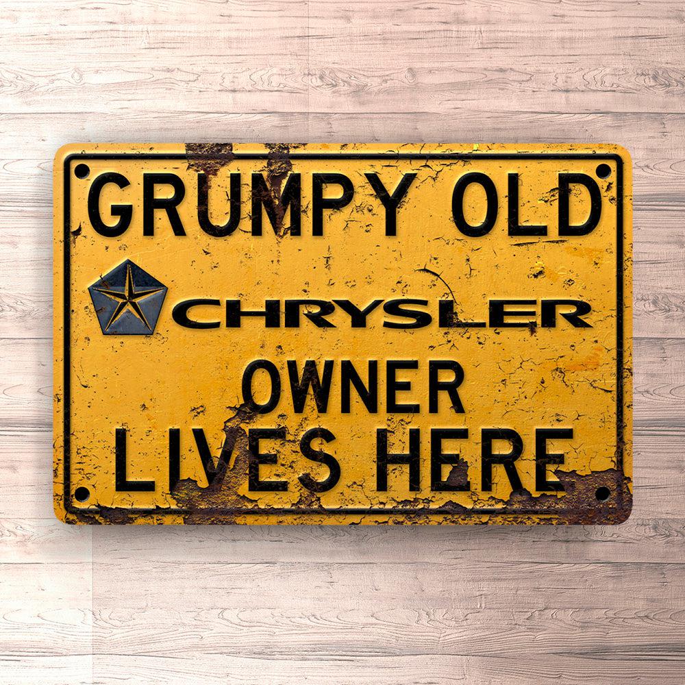 Chrysler Grumpy Old Chrysler Owner Lives Here Skilte, Musemåtte, Dørmåtte-Skilte-Chrysler-Garage Culture Shop- garage - man cave - merchandise