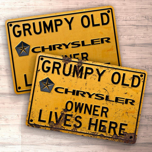 Chrysler Grumpy Old Chrysler Owner Lives Here Skilte, Musemåtte, Dørmåtte , Plakat-Skilte-Chrysler-Garage Culture Shop- garage - man cave - merchandise