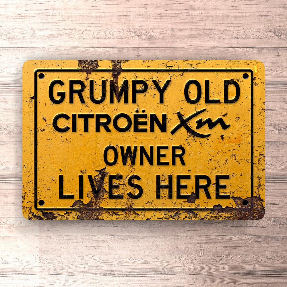 Citroen Xm Grumpy Old Citroen Xm Owner Lives Here Skilte, Musemåtte, Dørmåtte-Skilte-Citroen-Garage Culture Shop- garage - man cave - merchandise