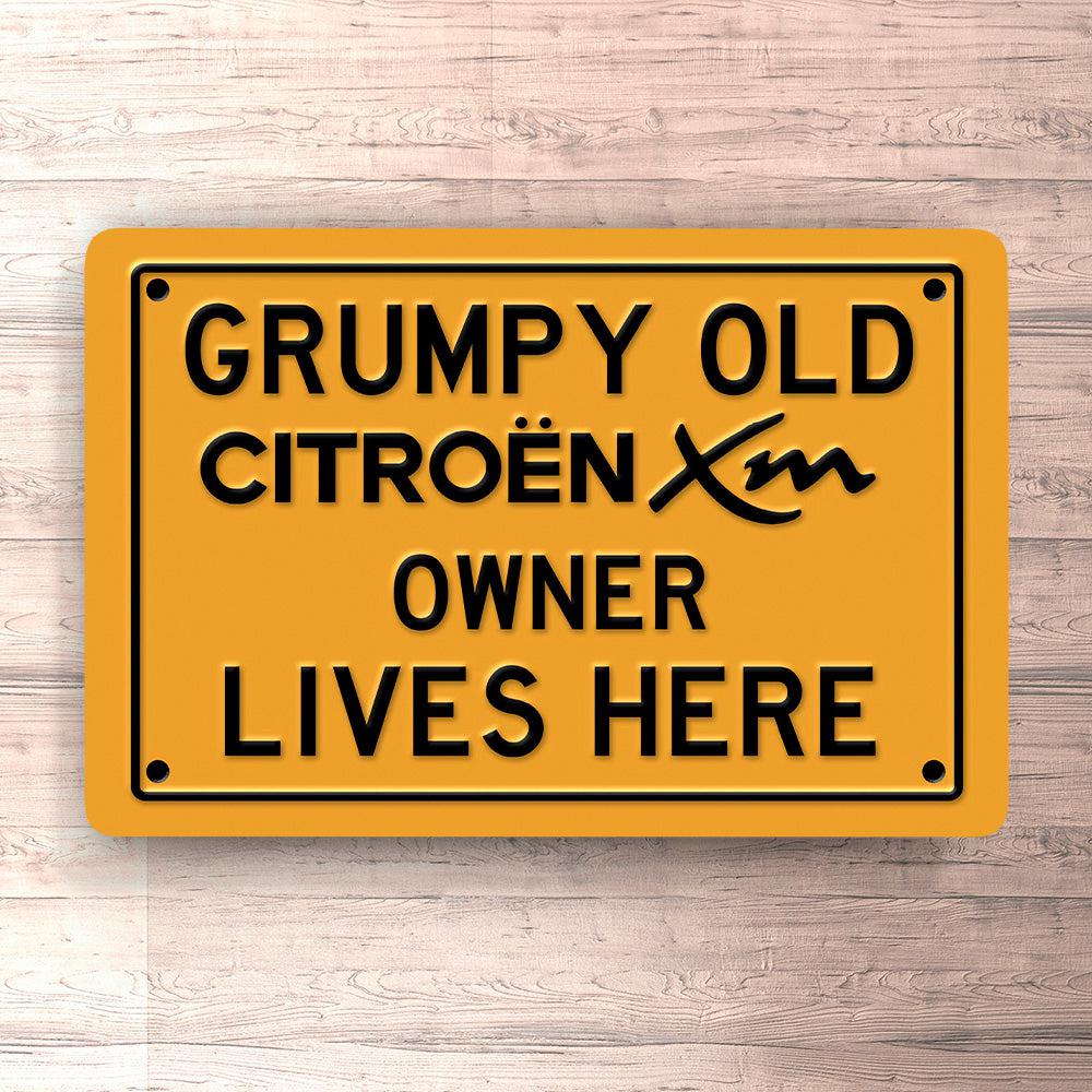 Citroen Xm Grumpy Old Citroen Xm Owner Lives Here Skilte, Musemåtte, Dørmåtte , Plakat-Skilte-Citroen-Garage Culture Shop- garage - man cave - merchandise