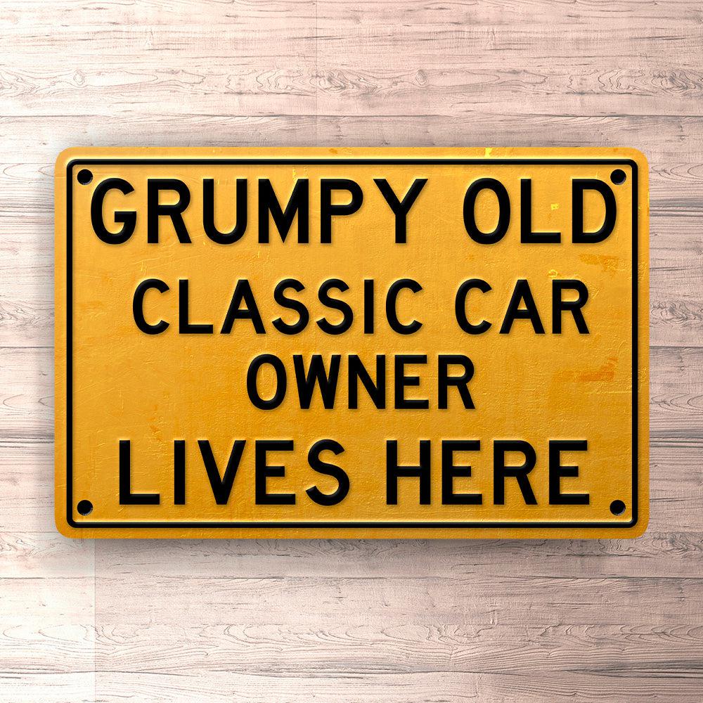 Classic Car Grumpy Old Classic Car Owner Lives Here Skilte, Musemåtte, Dørmåtte , Plakat-Skilte-Classic-Garage Culture Shop- garage - man cave - merchandise