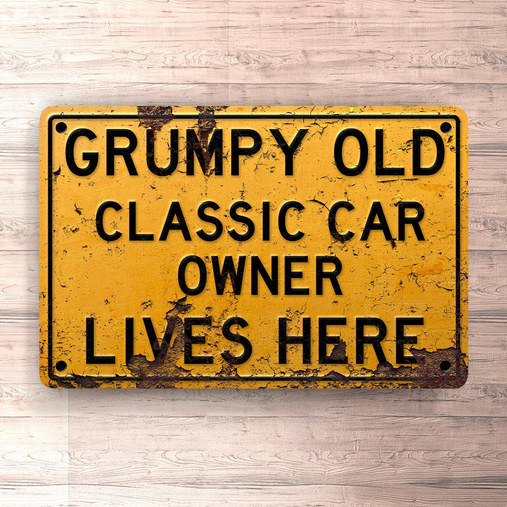 Classic Car Grumpy Old Classic Car Owner Lives Here Skilte, Musemåtte, Dørmåtte , Plakat-Skilte-Classic-Garage Culture Shop- garage - man cave - merchandise