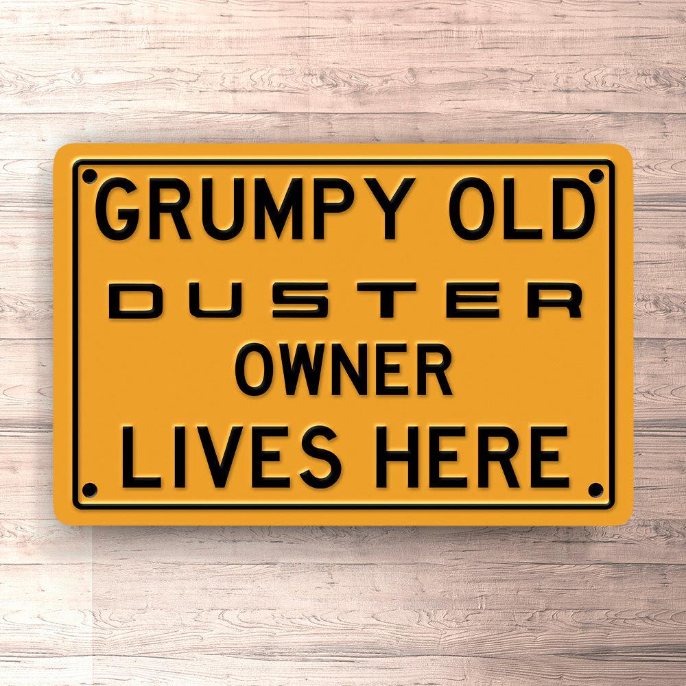 Dacia Duster Grumpy Old Dacia Duster Owner Lives Here Skilte, Musemåtte, Dørmåtte-Skilte-Dacia-Garage Culture Shop- garage - man cave - merchandise