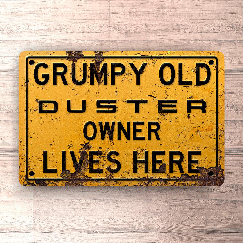 Dacia Duster Grumpy Old Dacia Duster Owner Lives Here Skilte, Musemåtte, Dørmåtte-Skilte-Dacia-Garage Culture Shop- garage - man cave - merchandise