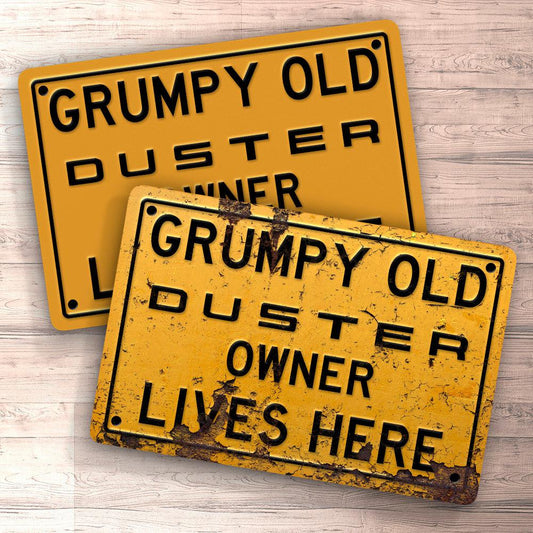 Dacia Duster Grumpy Old Dacia Duster Owner Lives Here Skilte, Musemåtte, Dørmåtte , Plakat-Skilte-Dacia-Garage Culture Shop- garage - man cave - merchandise