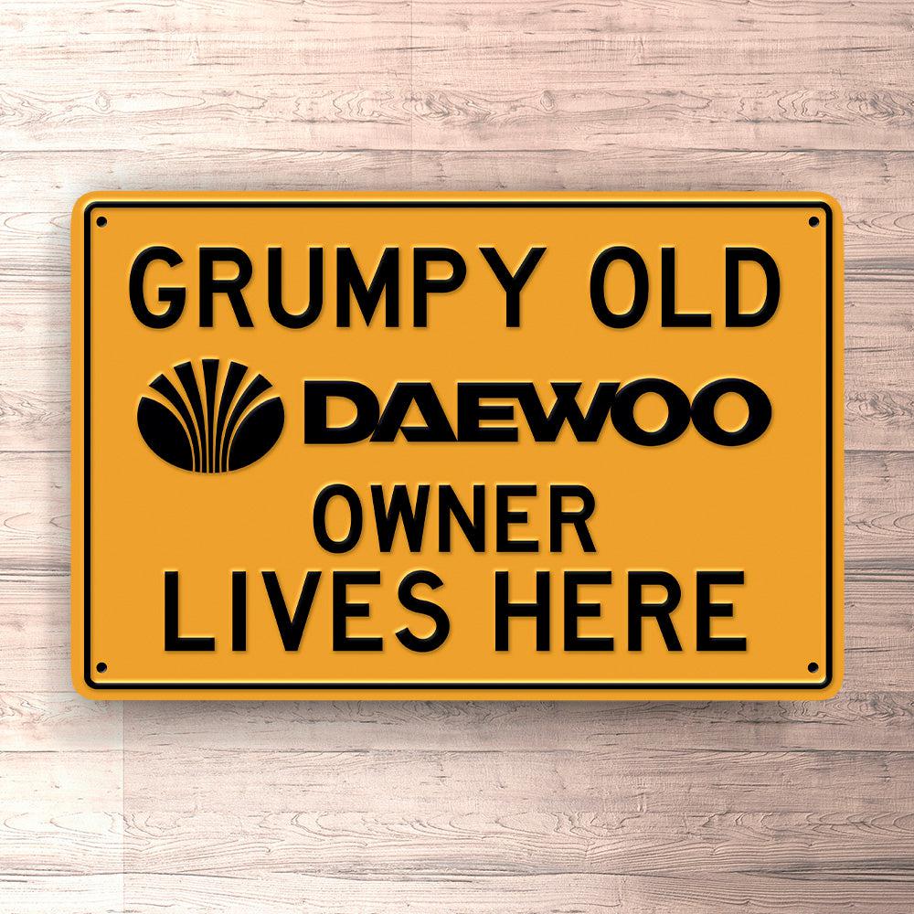 Daewoo Grumpy Old Owner Lives Here Skilte, Musemåtte, Dørmåtte-Skilte-Daewoo-Garage Culture Shop- garage - man cave - merchandise
