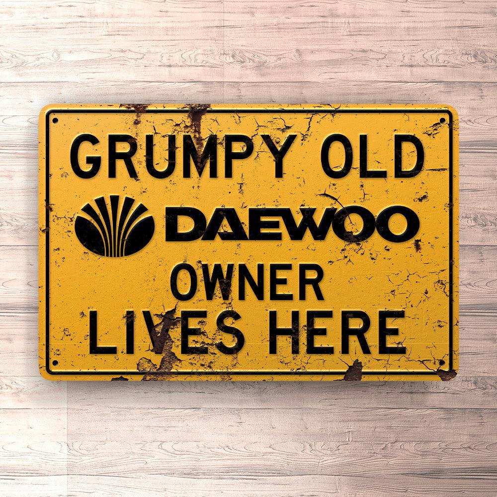 Daewoo Grumpy Old Owner Lives Here Skilte, Musemåtte, Dørmåtte-Skilte-Daewoo-Garage Culture Shop- garage - man cave - merchandise