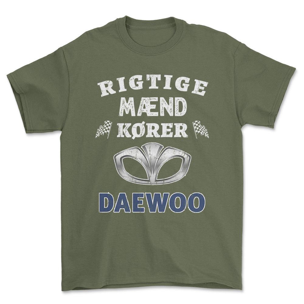Daewoo Rigtige Mænd Kører - Unisex T-Shirt , Bomuld-Beklædning-Daewoo-Grøn Militær-S-Forside-Garage Culture Shop- garage - man cave - merchandise