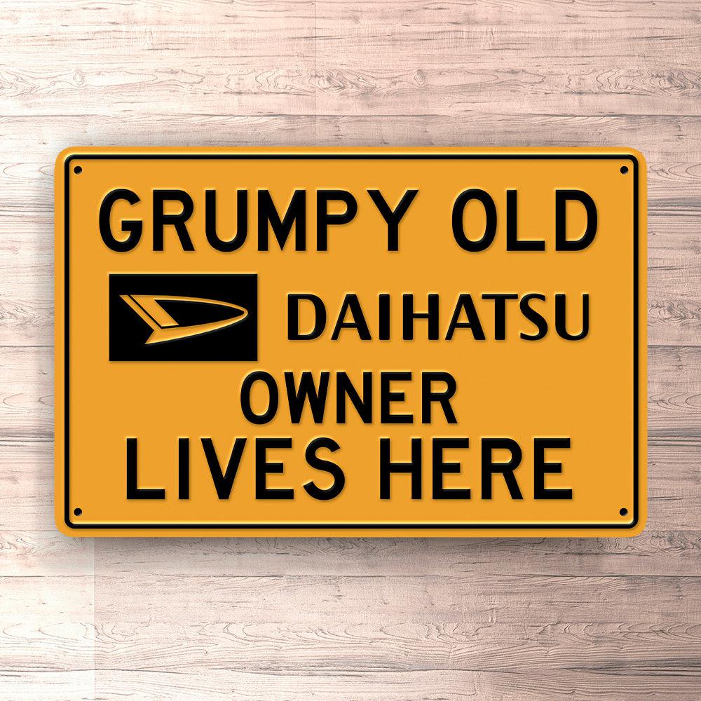 Daihatsu Grumpy Old Owner Lives Here Skilte, Musemåtte, Dørmåtte , Plakat-Skilte-Daihatsu-Garage Culture Shop- garage - man cave - merchandise