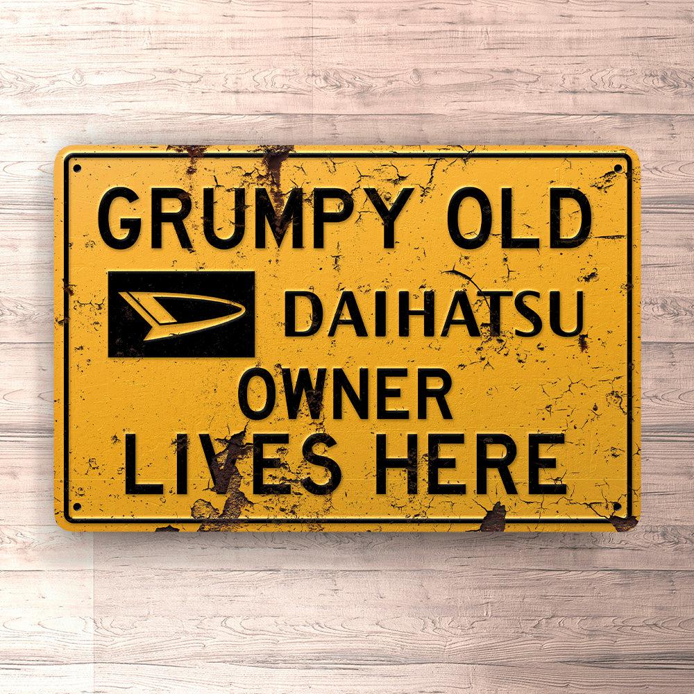 Daihatsu Grumpy Old Owner Lives Here Skilte, Musemåtte, Dørmåtte , Plakat-Skilte-Daihatsu-Garage Culture Shop- garage - man cave - merchandise