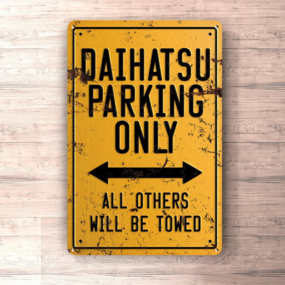 Daihatsu Parking Only Skilte, Musemåtte, Dørmåtte-Parking skilte-Daihatsu-Garage Culture Shop- garage - man cave - merchandise