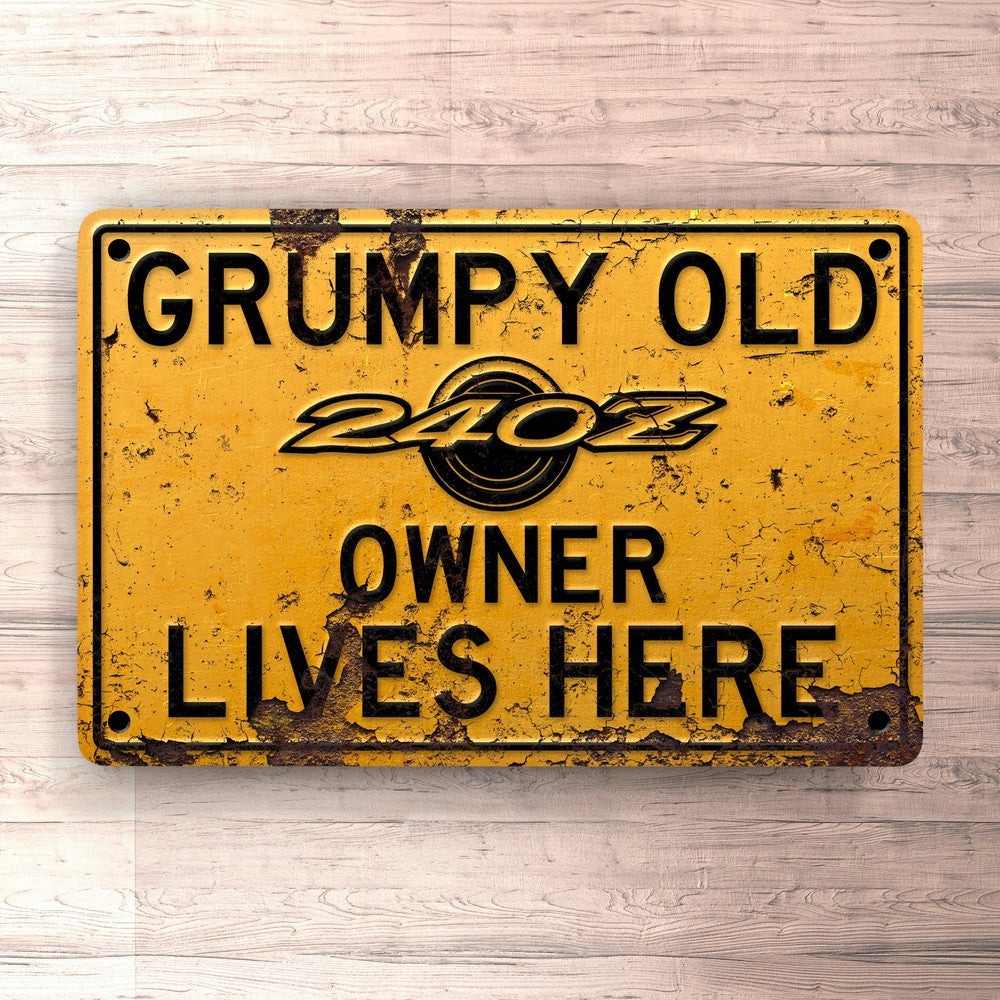 Datsun 240Z Grumpy Old Datsun 240Z Owner Lives Here Skilte, Musemåtte, Dørmåtte-Skilte-Datsun-Garage Culture Shop- garage - man cave - merchandise