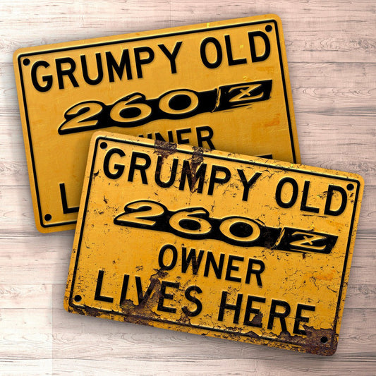 Datsun 260Z Grumpy Old Datsun 260Z Owner Lives Here Skilte, Musemåtte, Dørmåtte , Plakat-Skilte-Datsun-Garage Culture Shop- garage - man cave - merchandise