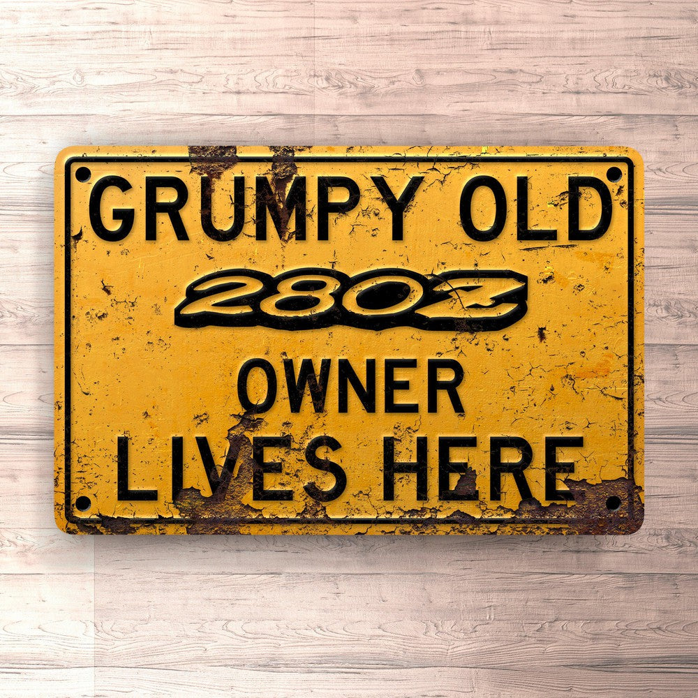 Datsun 280Z Grumpy Old Datsun 280Z Owner Lives Here Skilte, Musemåtte, Dørmåtte-Skilte-Datsun-Garage Culture Shop- garage - man cave - merchandise