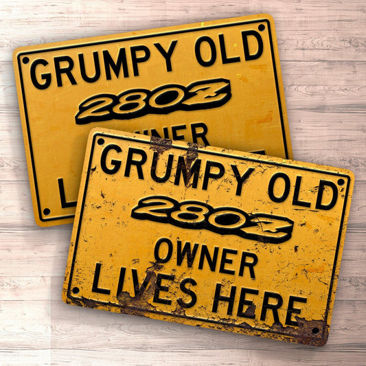 Datsun 280Z Grumpy Old Datsun 280Z Owner Lives Here Skilte, Musemåtte, Dørmåtte , Plakat-Skilte-Datsun-Garage Culture Shop- garage - man cave - merchandise