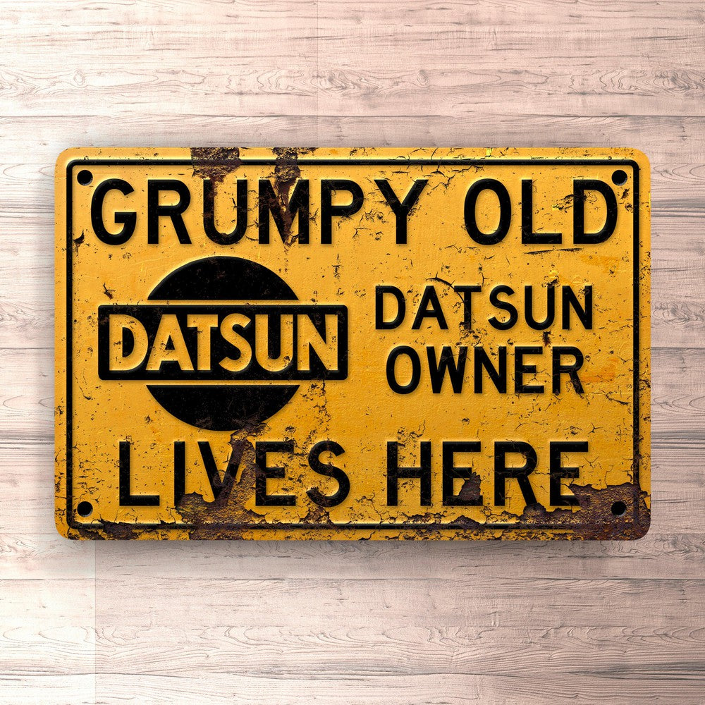 Datsun Grumpy Old Datsun Owner Lives Here Skilte, Musemåtte, Dørmåtte-Skilte-Datsun-Garage Culture Shop- garage - man cave - merchandise