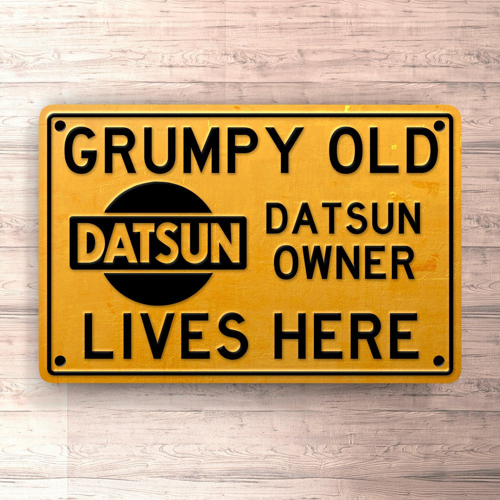 Datsun Grumpy Old Datsun Owner Lives Here Skilte, Musemåtte, Dørmåtte , Plakat-Skilte-Datsun-Garage Culture Shop- garage - man cave - merchandise