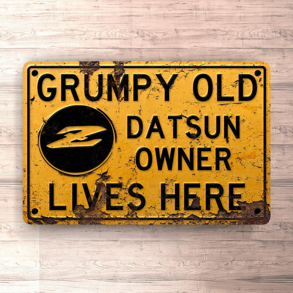 Datsun Z Grumpy Old Datsun Z Owner Lives Here Skilte, Musemåtte, Dørmåtte-Skilte-Datsun-Garage Culture Shop- garage - man cave - merchandise