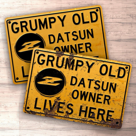 Datsun Z Grumpy Old Datsun Z Owner Lives Here Skilte, Musemåtte, Dørmåtte , Plakat-Skilte-Datsun-Garage Culture Shop- garage - man cave - merchandise
