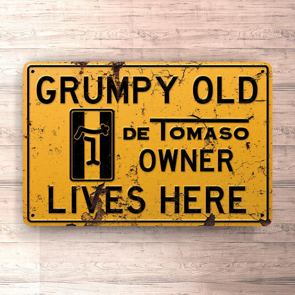 De Tomaso Grumpy Old De Tomaso Owner Lives Here Skilte, Musemåtte, Dørmåtte-Skilte-De Tomaso-Garage Culture Shop- garage - man cave - merchandise