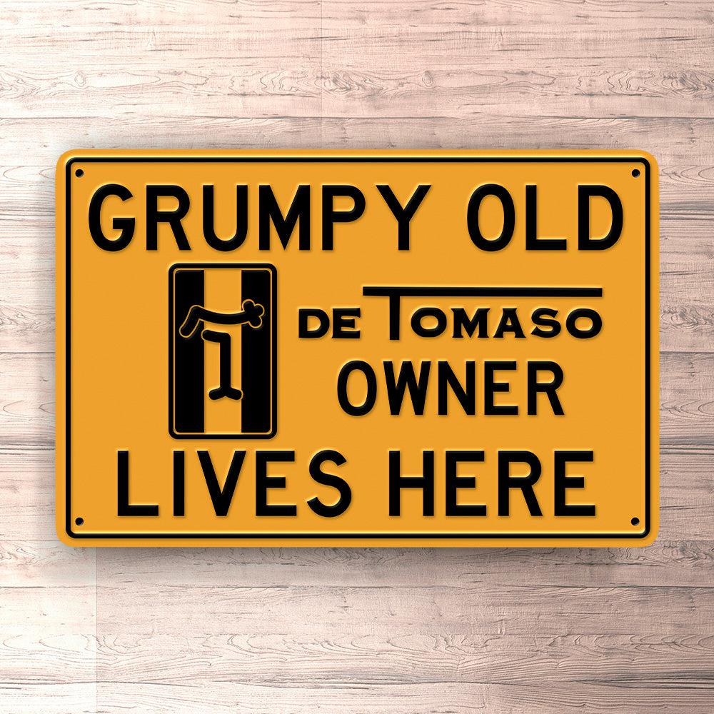 De Tomaso Grumpy Old De Tomaso Owner Lives Here Skilte, Musemåtte, Dørmåtte , Plakat-Skilte-De Tomaso-Garage Culture Shop- garage - man cave - merchandise