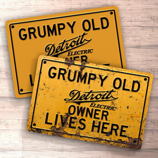 Detroit Electric Grumpy Old Detroit Electric Owner Lives Here Skilte, Musemåtte, Dørmåtte , Plakat-Skilte-Detroit-Garage Culture Shop- garage - man cave - merchandise