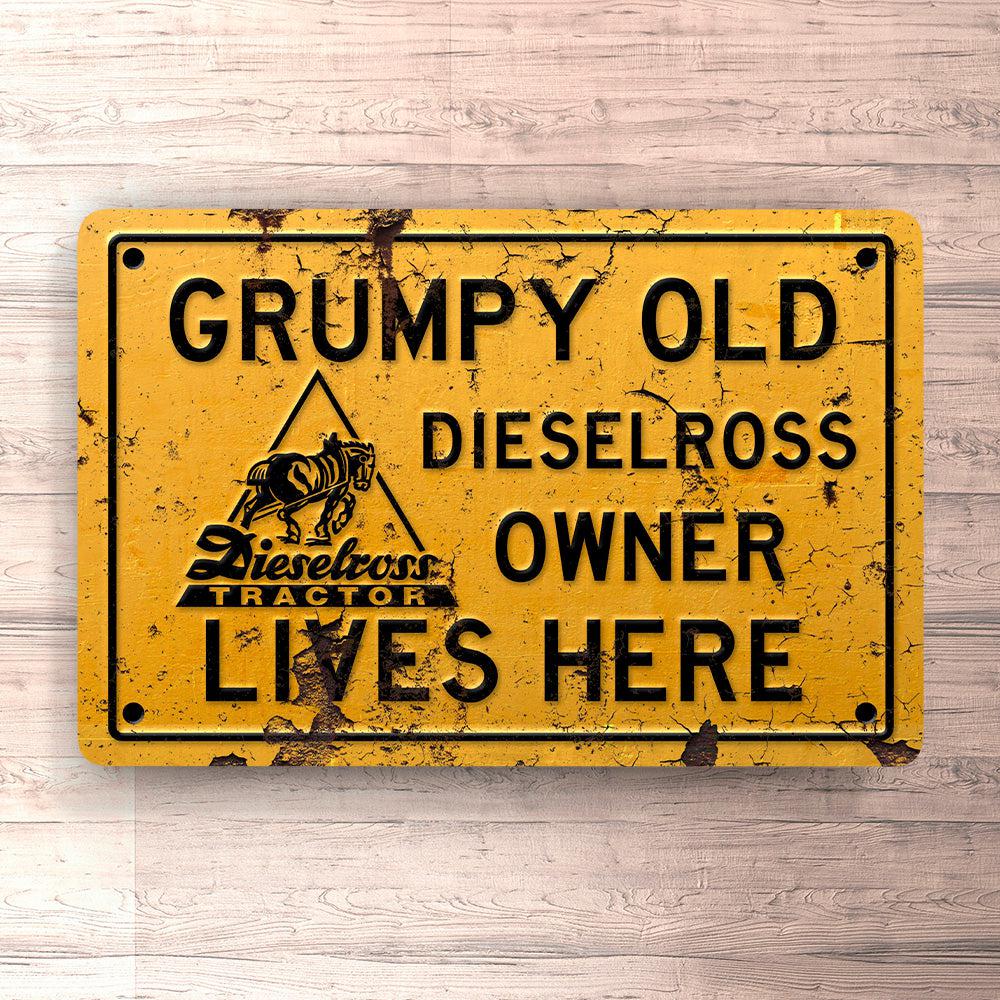 Dieselross Grumpy Old Owner Lives Here Skilte, Musemåtte, Dørmåtte-Skilte-Dieselross-Garage Culture Shop- garage - man cave - merchandise