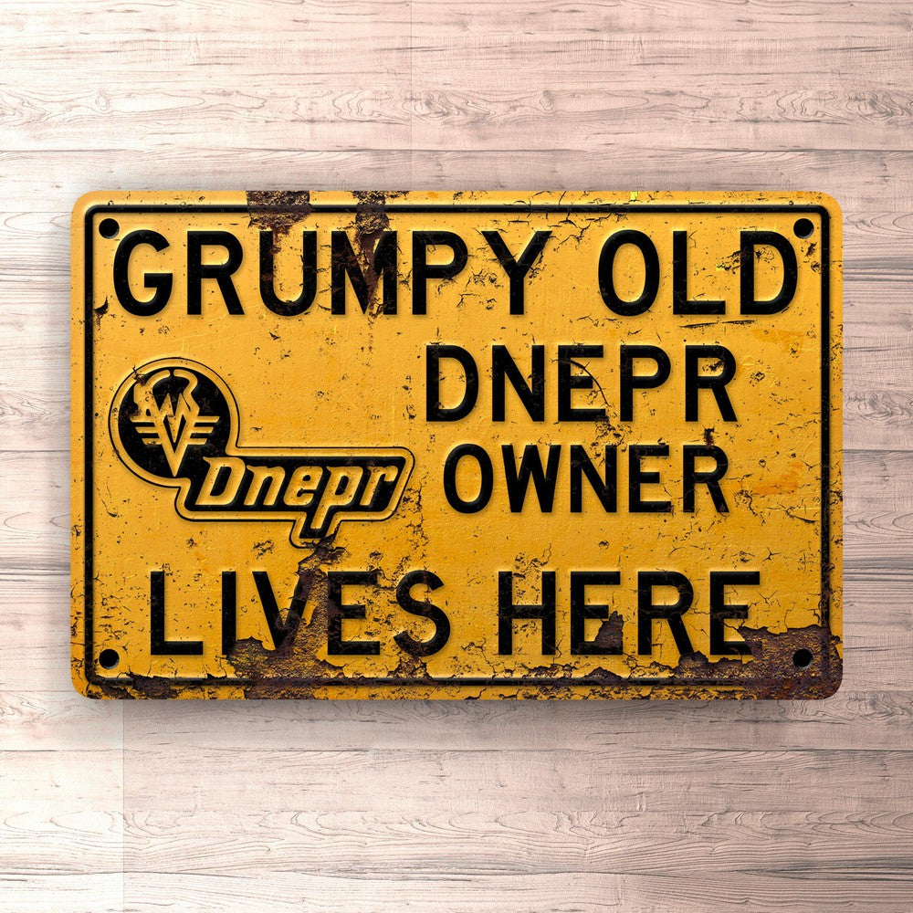 Dnepr Grumpy Old Dnepr Owner Lives Here Skilte, Musemåtte, Dørmåtte-Skilte-Dnepr-Garage Culture Shop- garage - man cave - merchandise