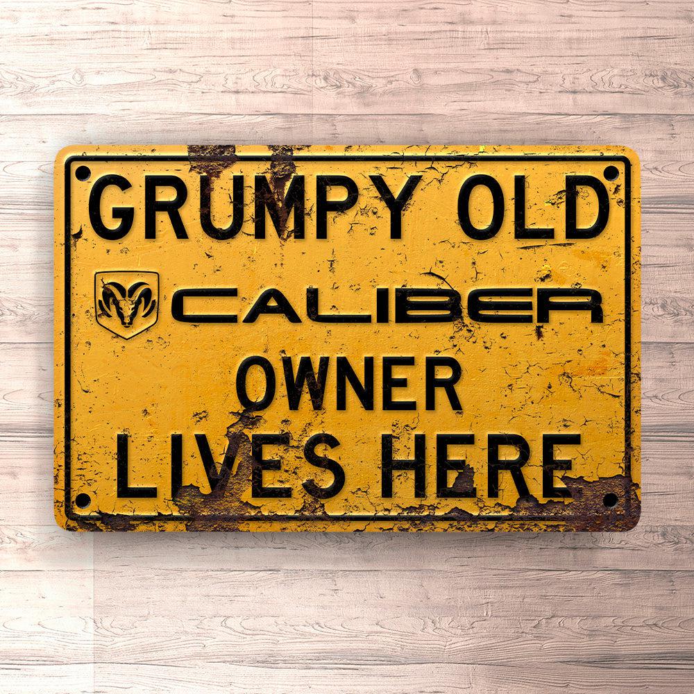 Dodge Caliber Grumpy Old Dodge Caliber Owner Lives Here Skilte, Musemåtte, Dørmåtte-Skilte-Dodge-Garage Culture Shop- garage - man cave - merchandise