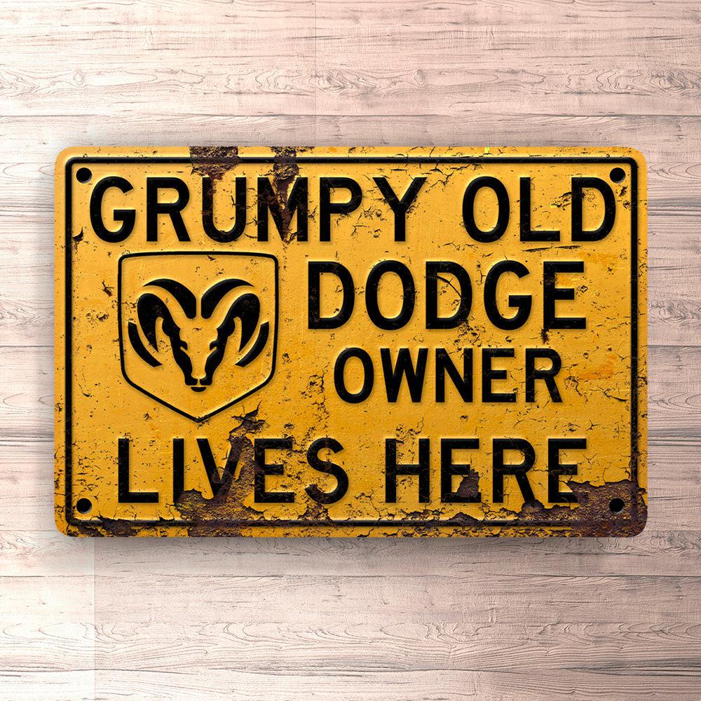 Dodge Grumpy Old Dodge Owner Lives Here Skilte, Musemåtte, Dørmåtte-Skilte-Dodge-Garage Culture Shop- garage - man cave - merchandise