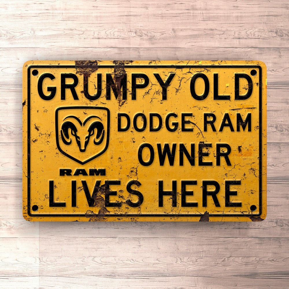 Dodge Ram Grumpy Old Dodge Ram Owner Lives Here Skilte, Musemåtte, Dørmåtte-Skilte-Dodge-Garage Culture Shop- garage - man cave - merchandise