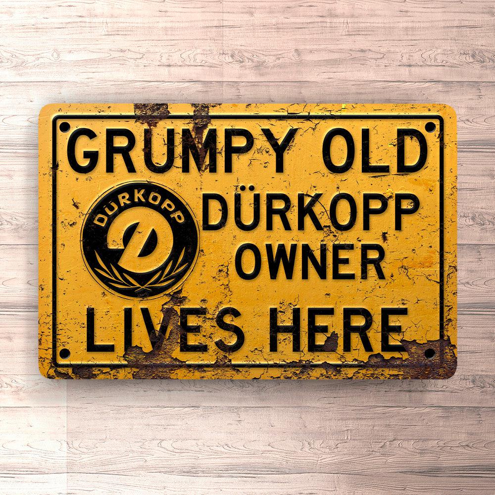 Dürkopp Grumpy Old Dürkopp Owner Lives Here Skilte, Musemåtte, Dørmåtte-Skilte-Dürkopp-Garage Culture Shop- garage - man cave - merchandise