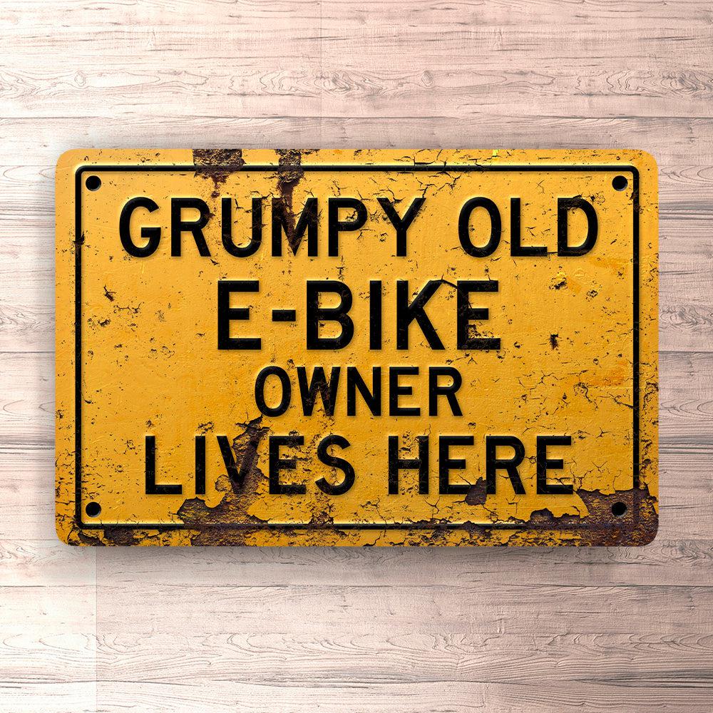 E Bike Grumpy Old E Bike Owner Lives Here Skilte, Musemåtte, Dørmåtte-Skilte-E Bike-Garage Culture Shop- garage - man cave - merchandise