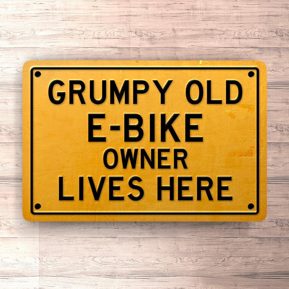E Bike Grumpy Old E Bike Owner Lives Here Skilte, Musemåtte, Dørmåtte , Plakat-Skilte-E Bike-Garage Culture Shop- garage - man cave - merchandise