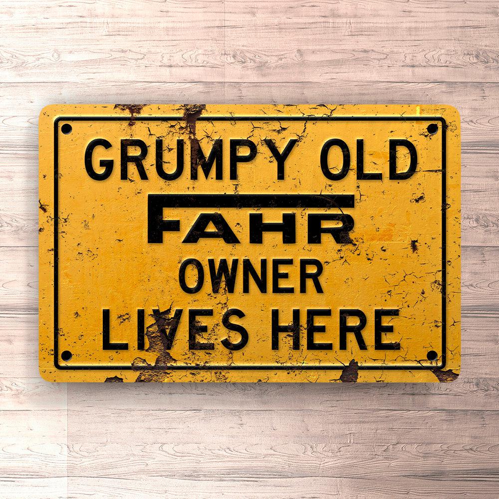 Fahr Grumpy Old Owner Lives Here Skilte, Musemåtte, Dørmåtte-Skilte-Fahr-Garage Culture Shop- garage - man cave - merchandise
