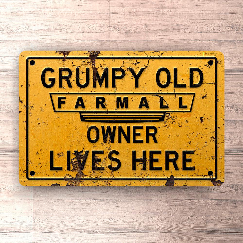 Farmall Grumpy Old Owner Lives Here Skilte, Musemåtte, Dørmåtte-Skilte-Farmall-Garage Culture Shop- garage - man cave - merchandise