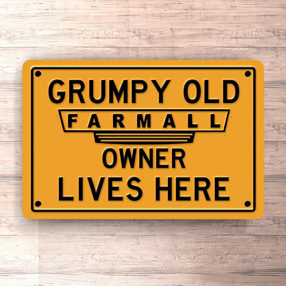 Farmall Grumpy Old Owner Lives Here Skilte, Musemåtte, Dørmåtte , Plakat-Skilte-Farmall-Garage Culture Shop- garage - man cave - merchandise