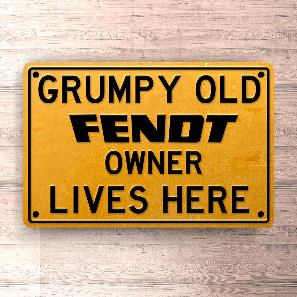 Fendt Grumpy Old Fendt Owner Lives Here Skilte, Musemåtte, Dørmåtte , Plakat-Skilte-Fendt-Garage Culture Shop- garage - man cave - merchandise