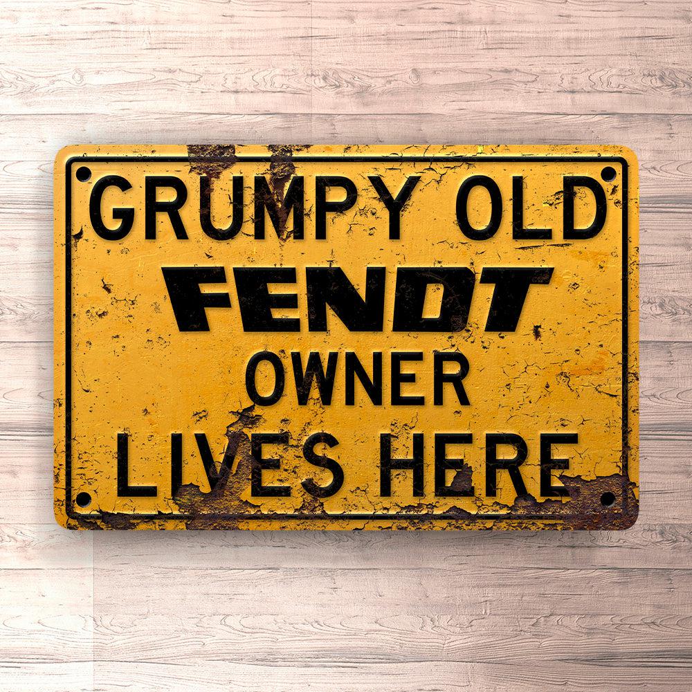 Fendt Grumpy Old Fendt Owner Lives Here Skilte, Musemåtte, Dørmåtte , Plakat-Skilte-Fendt-Garage Culture Shop- garage - man cave - merchandise