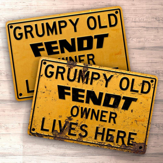 Fendt Grumpy Old Fendt Owner Lives Here Skilte, Musemåtte, Dørmåtte , Plakat-Skilte-Fendt-Garage Culture Shop- garage - man cave - merchandise