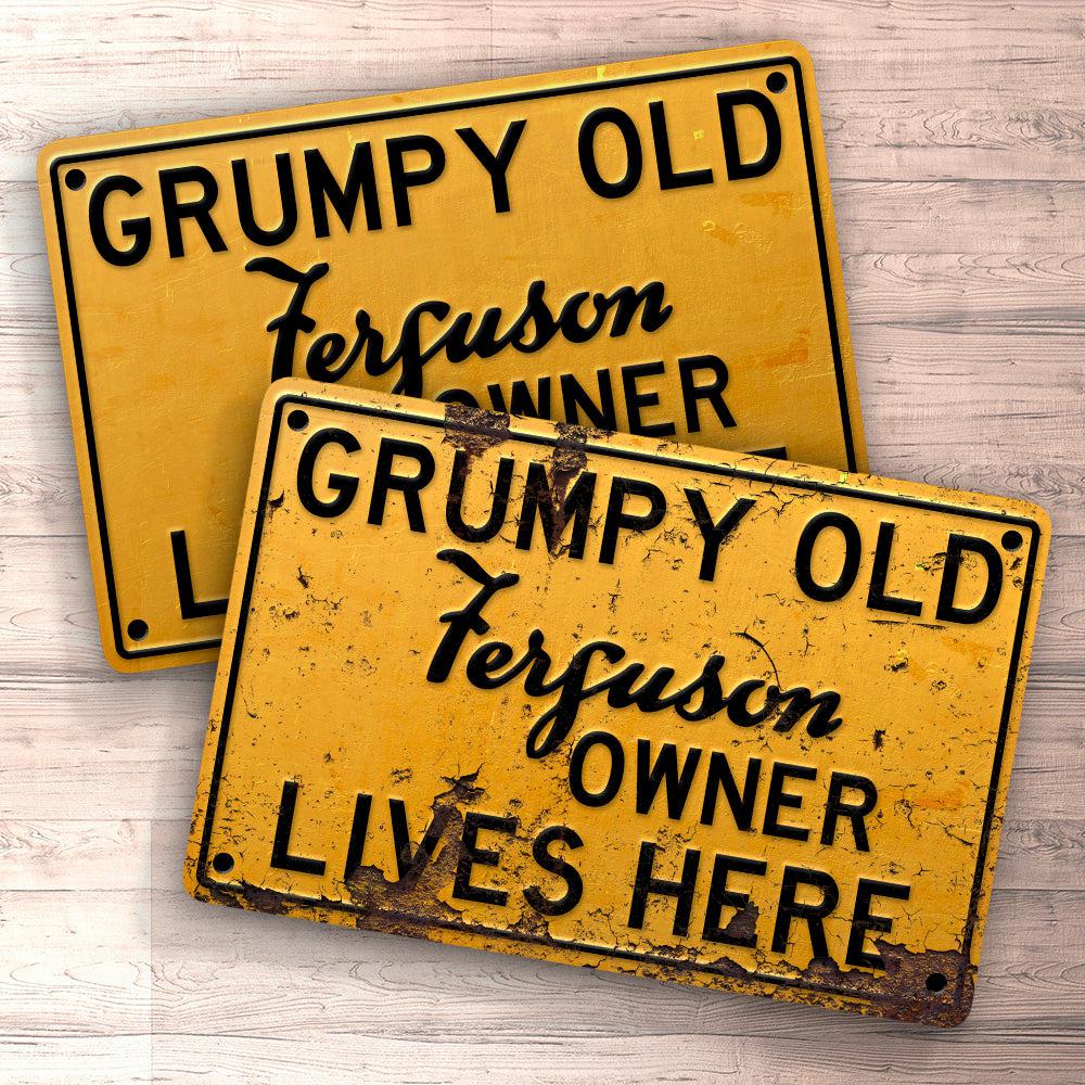 Ferguson Grumpy Old Ferguson Owner Lives Here Skilte, Musemåtte, Dørmåtte , Plakat-Skilte-Ferguson-Garage Culture Shop- garage - man cave - merchandise