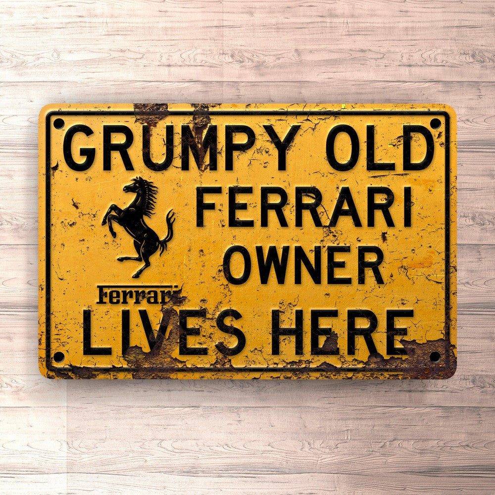 Ferrari Grumpy Old Ferrari Owner Lives Here Skilte, Musemåtte, Dørmåtte-Skilte-Ferrari-Garage Culture Shop- garage - man cave - merchandise