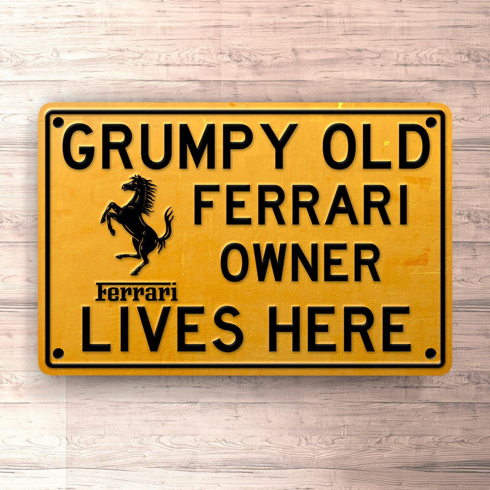 Ferrari Grumpy Old Ferrari Owner Lives Here Skilte, Musemåtte, Dørmåtte , Plakat-Skilte-Ferrari-Garage Culture Shop- garage - man cave - merchandise