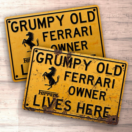 Ferrari Grumpy Old Ferrari Owner Lives Here Skilte, Musemåtte, Dørmåtte , Plakat-Skilte-Ferrari-Garage Culture Shop- garage - man cave - merchandise