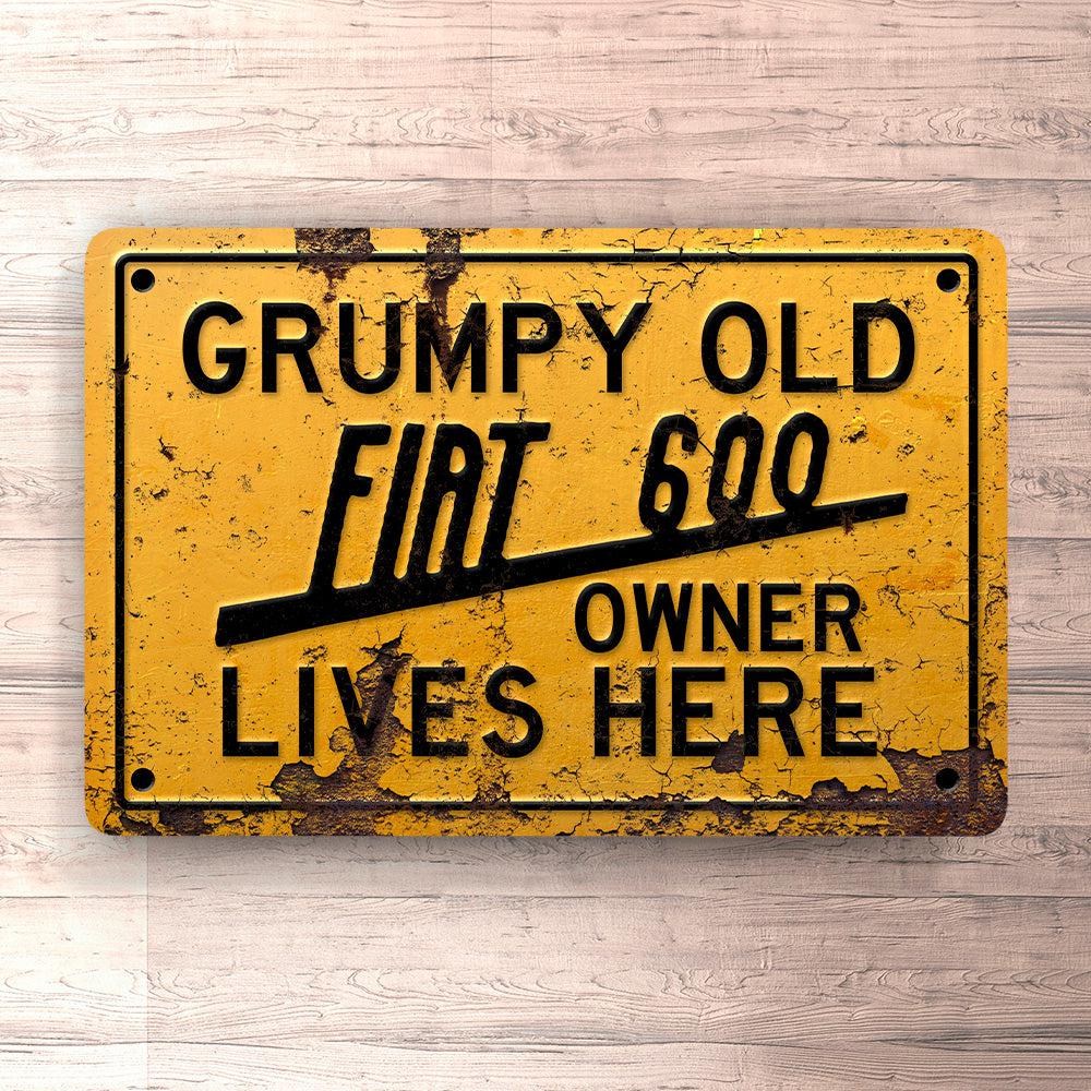 Fiat 600 Grumpy Old Fiat 600 Owner Lives Here Skilte, Musemåtte, Dørmåtte , Plakat-Skilte-Fiat-Garage Culture Shop- garage - man cave - merchandise