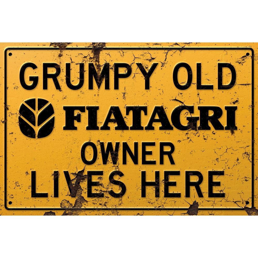 Fiatagri Grumpy Old Fiatagri Owner Lives Here Skilte, Musemåtte, Dørmåtte , Plakat-Skilte-Fiatagri-Garage Culture Shop- garage - man cave - merchandise